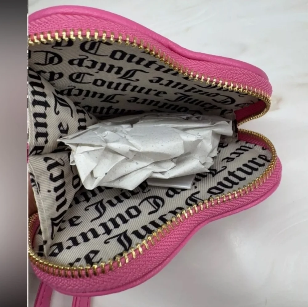 💕🔹️Juicy couture🔹️  Royal Couture Juicy pink Heart Wristlet  NWT